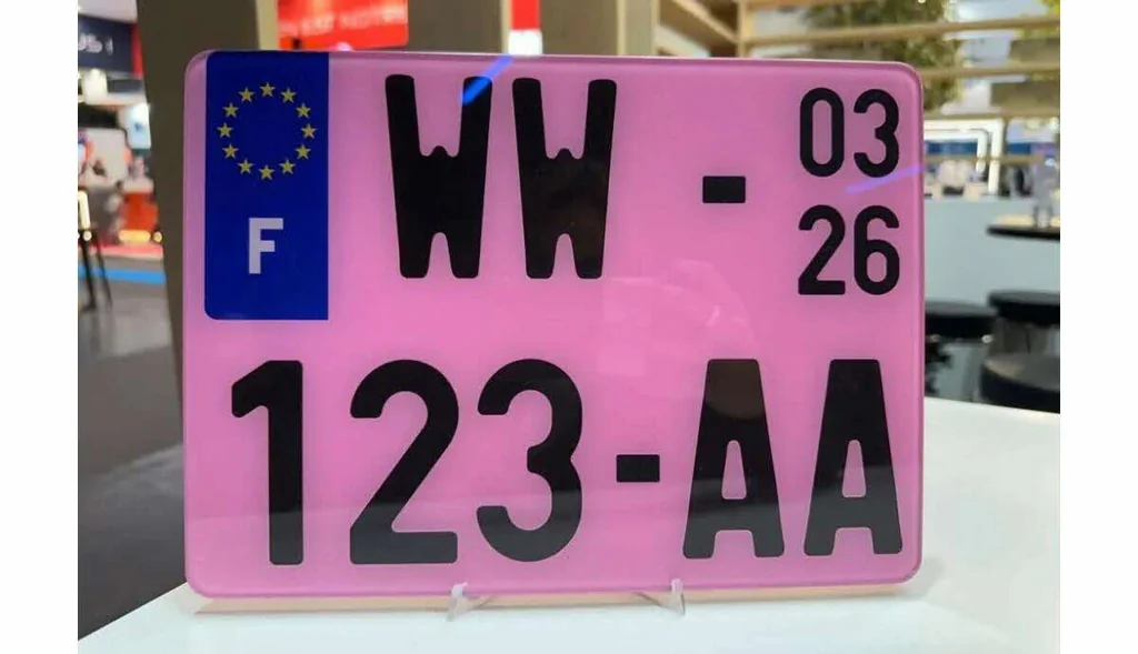 Plaques roses pour véhicules provisoires dès le 1er janvier 2026