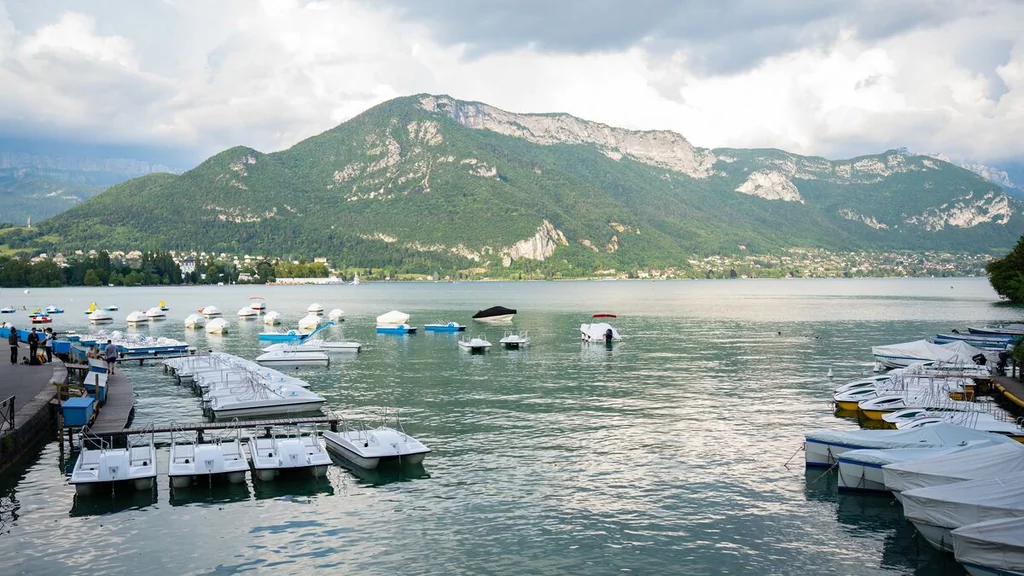 Pollution alarmante du lac d’Annecy : la menace des pneus de voiture