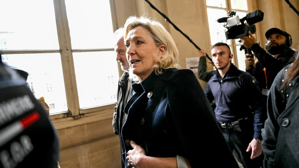Procès en appel des assistants FN: Marine Le Pen entendue à nouveau