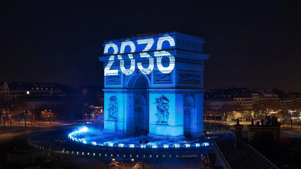 Projection sur l'Arc de Triomphe pour sensibiliser à la sécurité routière