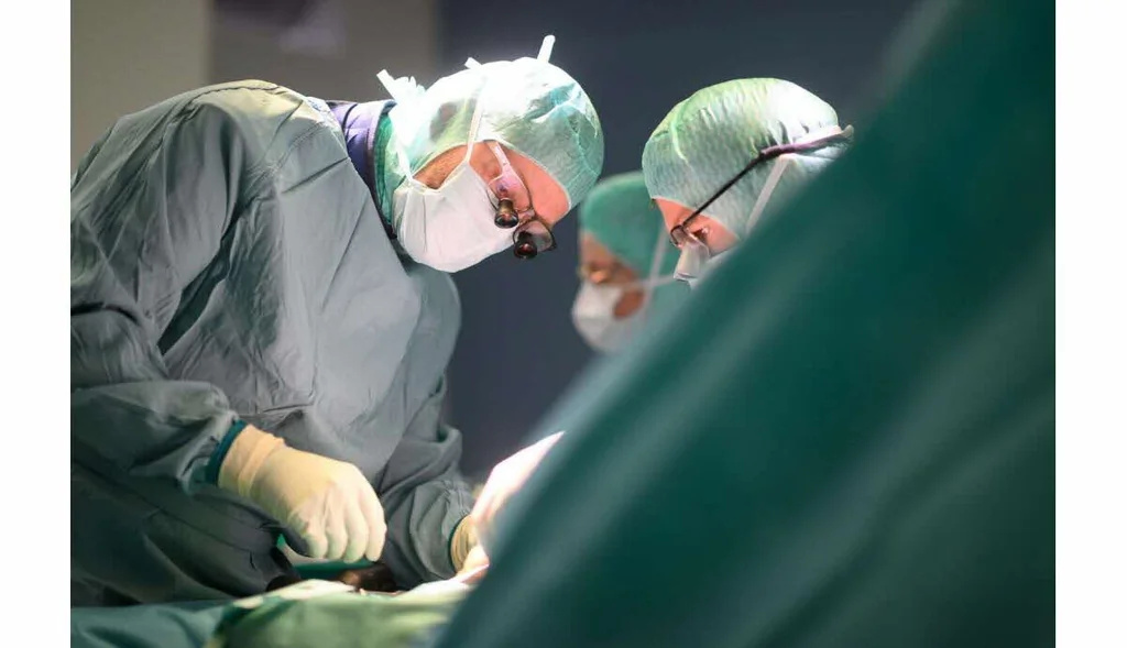 Scandale sanitaire en France : plainte collective contre les implants anti-hernie