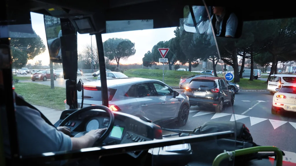 Les défis quotidiens des chauffeurs de bus à Tours face au trafic