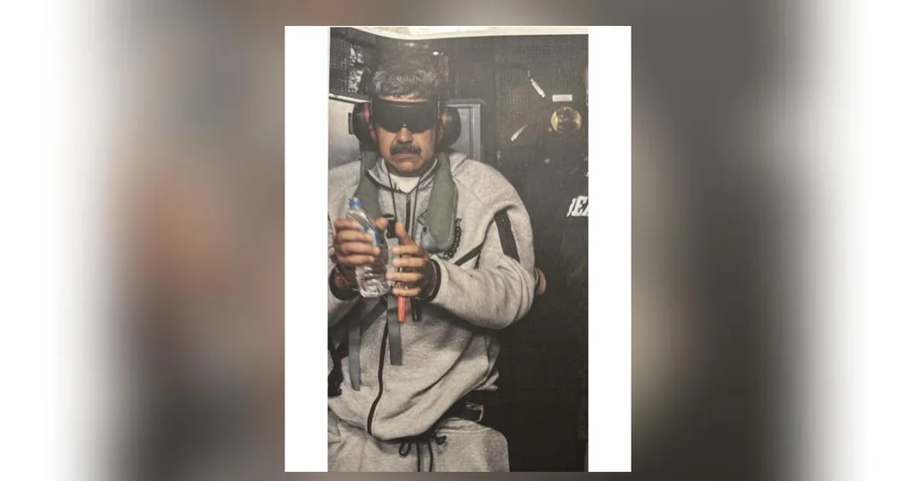 Trump publie une photo de Maduro menotté et masqué