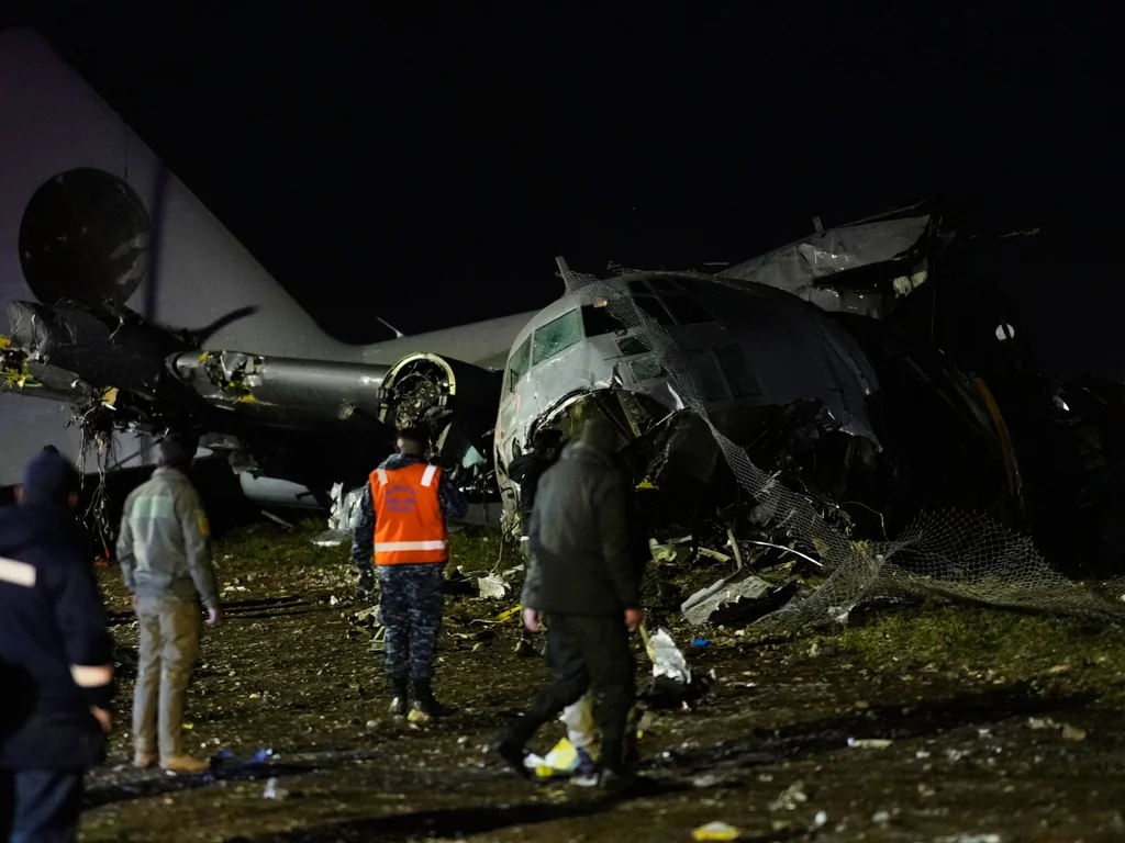 Avion militaire s'écrase près de La Paz: 20 morts, billets mêlés