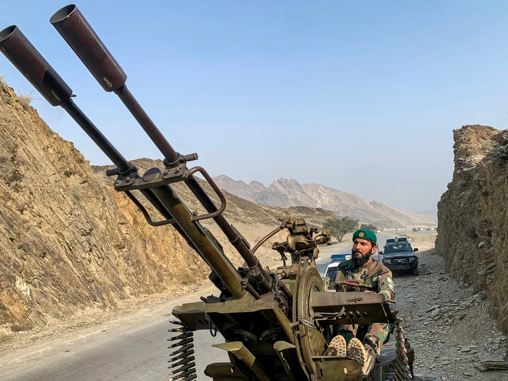 Escalade : Pakistan bombarde l'Afghanistan, combats transfrontaliers