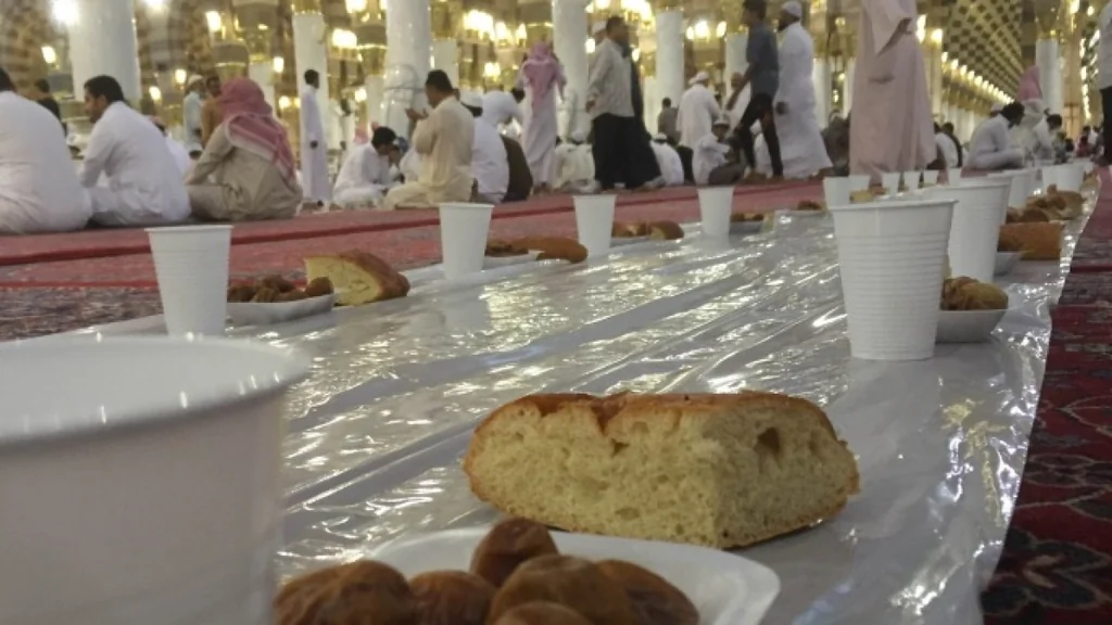 Médine : les tables d'iftar, symbole de solidarité mondiale