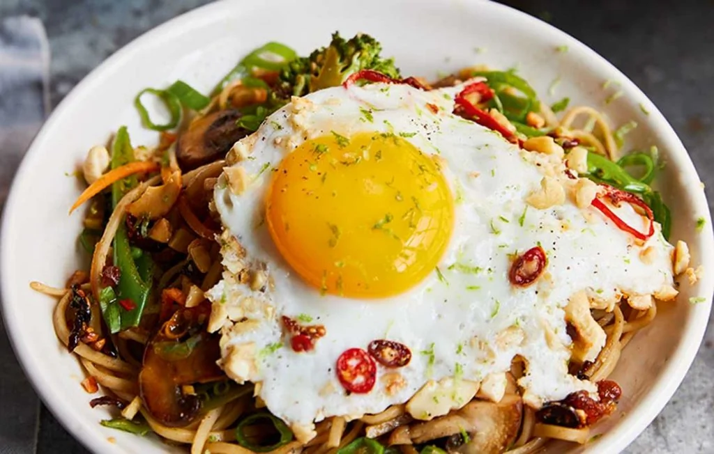 Nouilles sautées aux légumes croquants et colorés