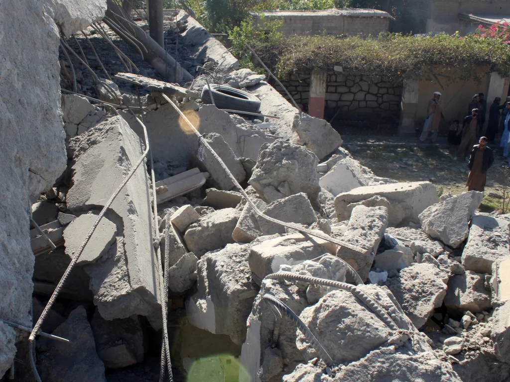 Pakistan mène des frappes en Afghanistan, dizaines de civils tués