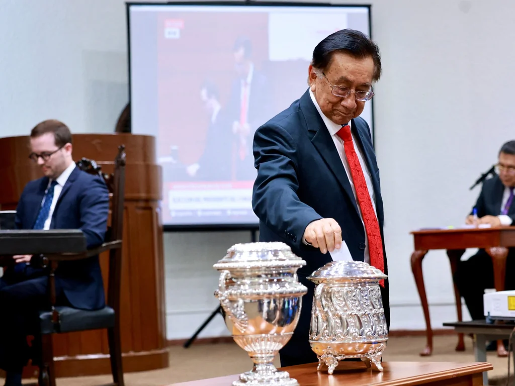 Pérou : José María Balcázar nommé président par intérim