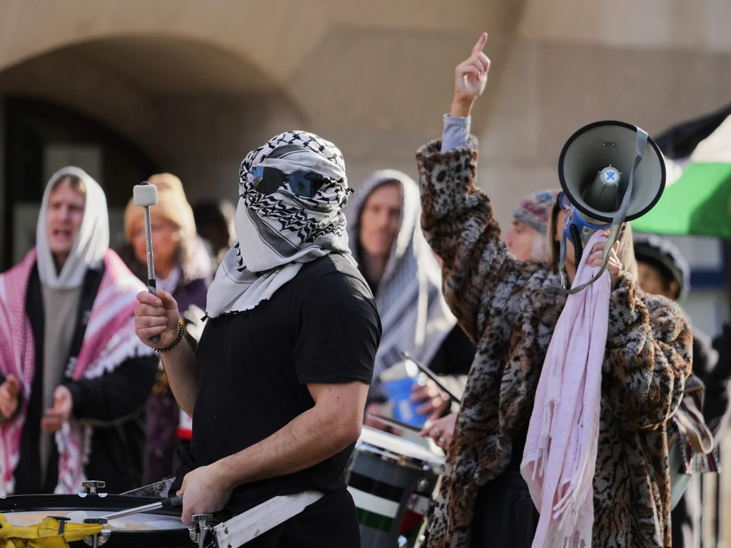 Royaume-Uni : Peter Tatchell arrêté pour une banderole pro-Palestine