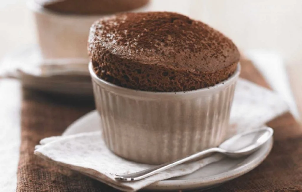 Savourez ce soufflé au chocolat végétarien et moelleux