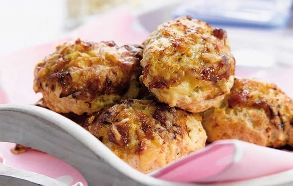 Scones au fromage et chutney pour un snack végétarien.
