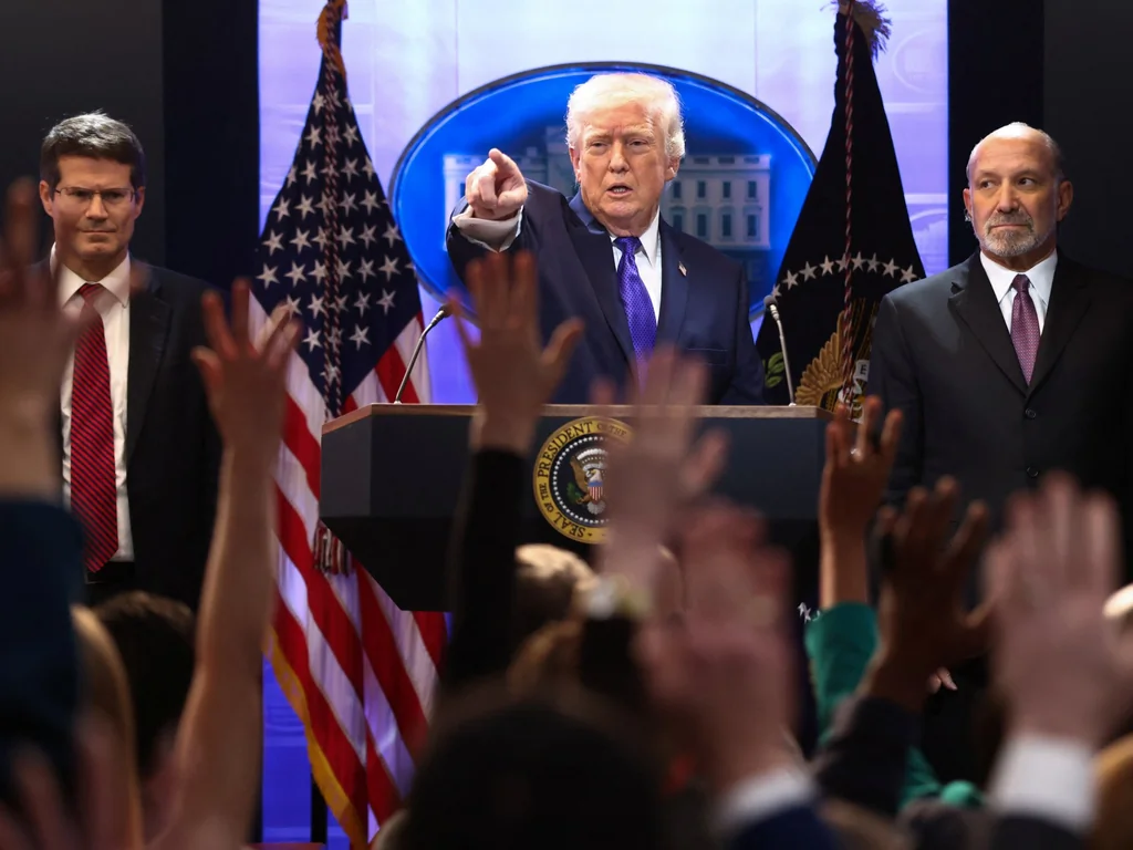 Trump augmente les droits de douane US à 15% après la Cour