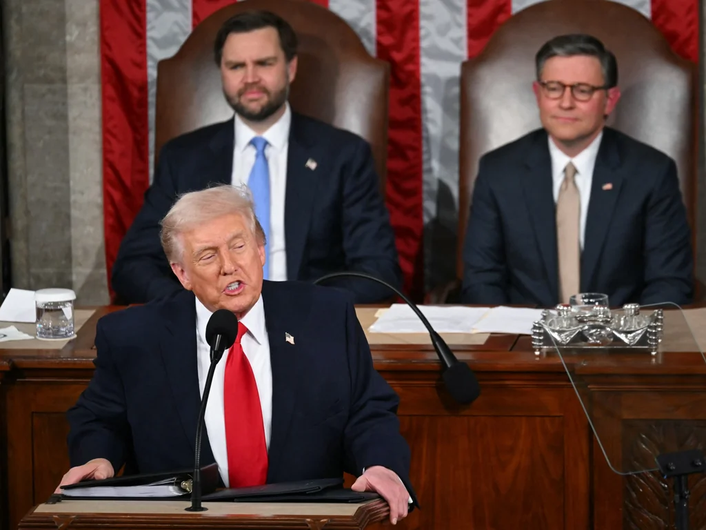 Trump privilégie la diplomatie mais avertit l'Iran après renforts US