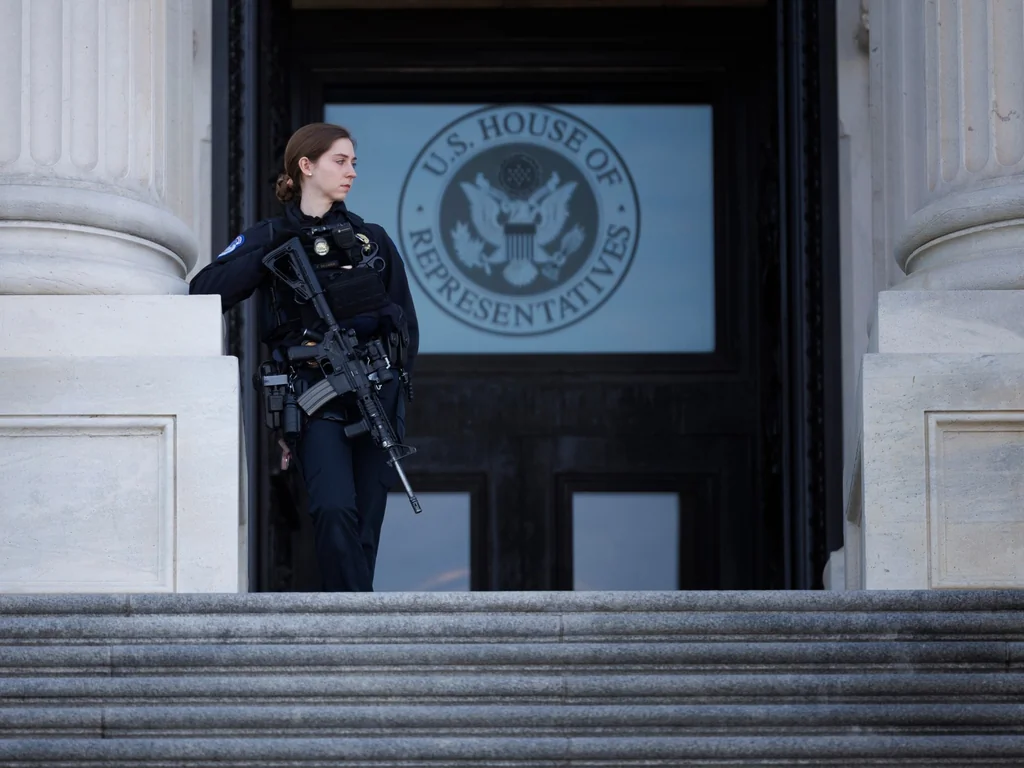 Un homme armé au fusil arrêté près du Capitole à Washington