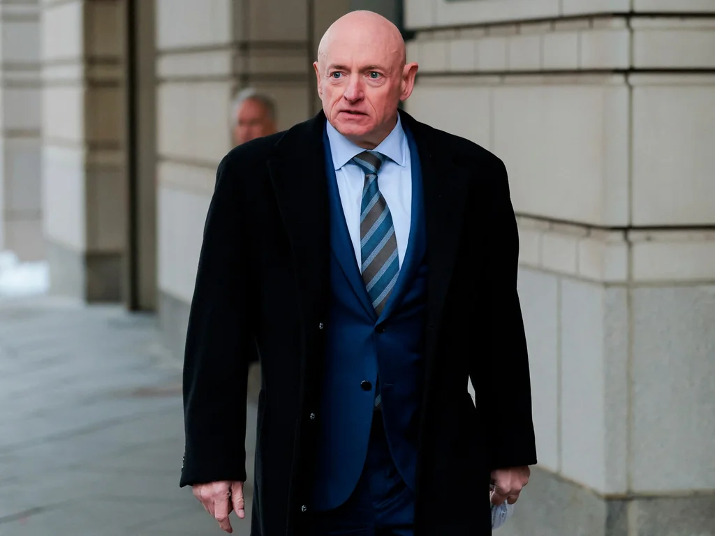 Un juge bloque la sanction du Pentagone contre le sénateur Mark Kelly