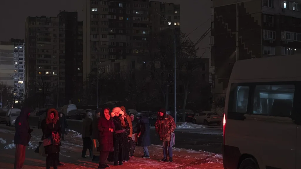 Bombardements russes à Kiev et Kharkiv: chiffres et tensions