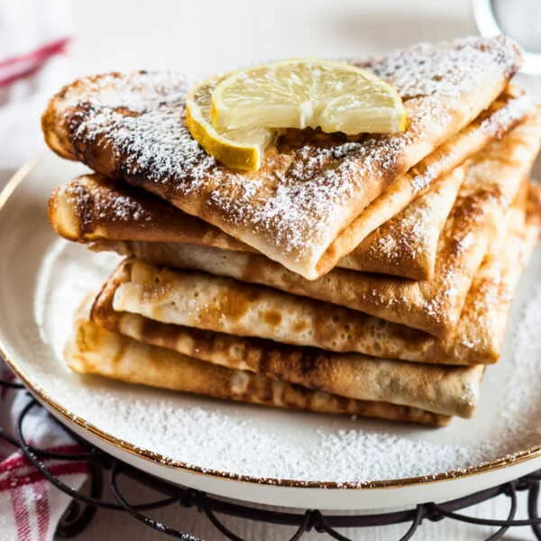 Chandeleur: crêpes sans œufs et gâteau de crêpes en fête en France