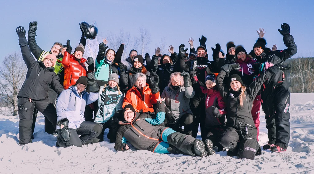 Découverte de la motoneige entre femmes : initiation et sécurité