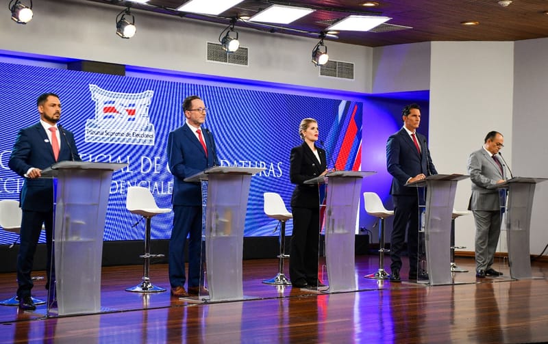 Laura Fernández lors d'un débat