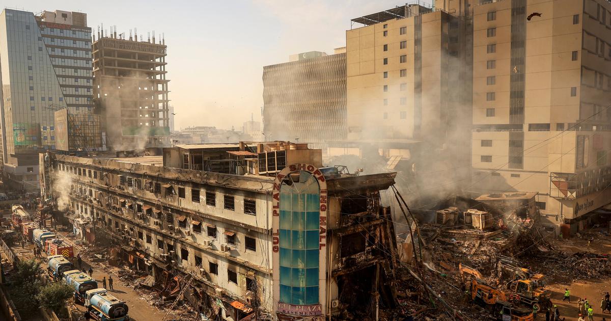 Extérieur d’un centre commercial touché par l’incendie