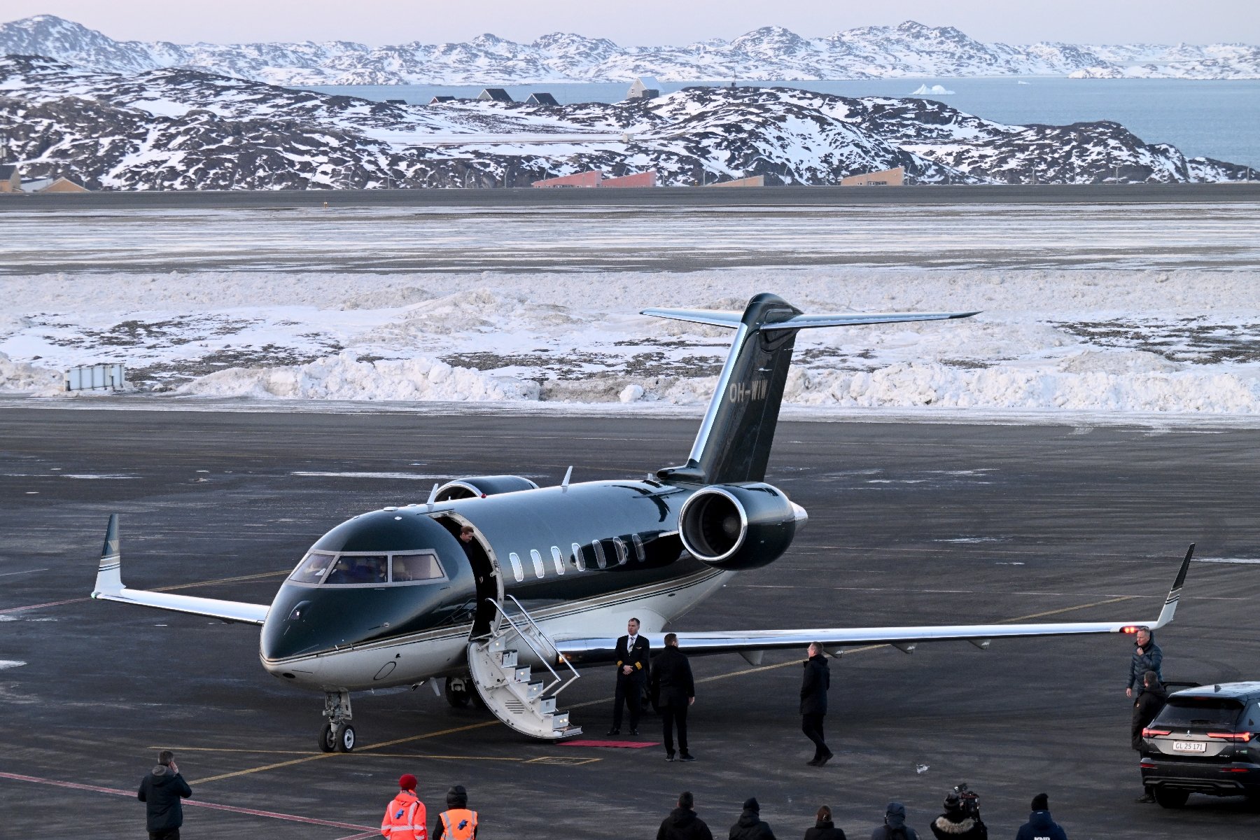 Mette Frederiksen accueilli au Groenland sur le tarmac de Nuuk
