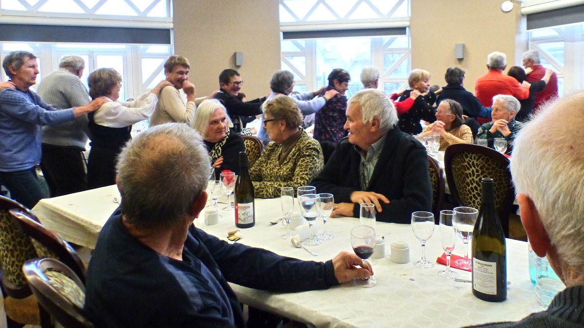 Animation et convivialité lors du repas des aînés à Luz-Saint-Sauveur