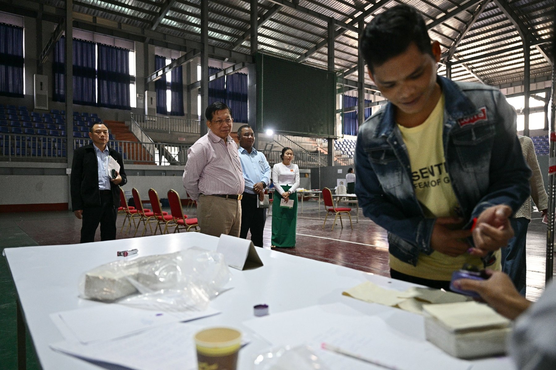 Birmans votant lors des législatives à Mandalay
