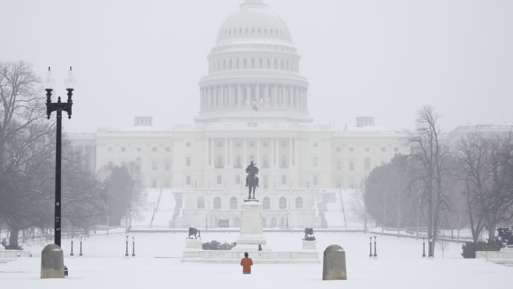 Vue du Capitole américain sous la neige à Washington