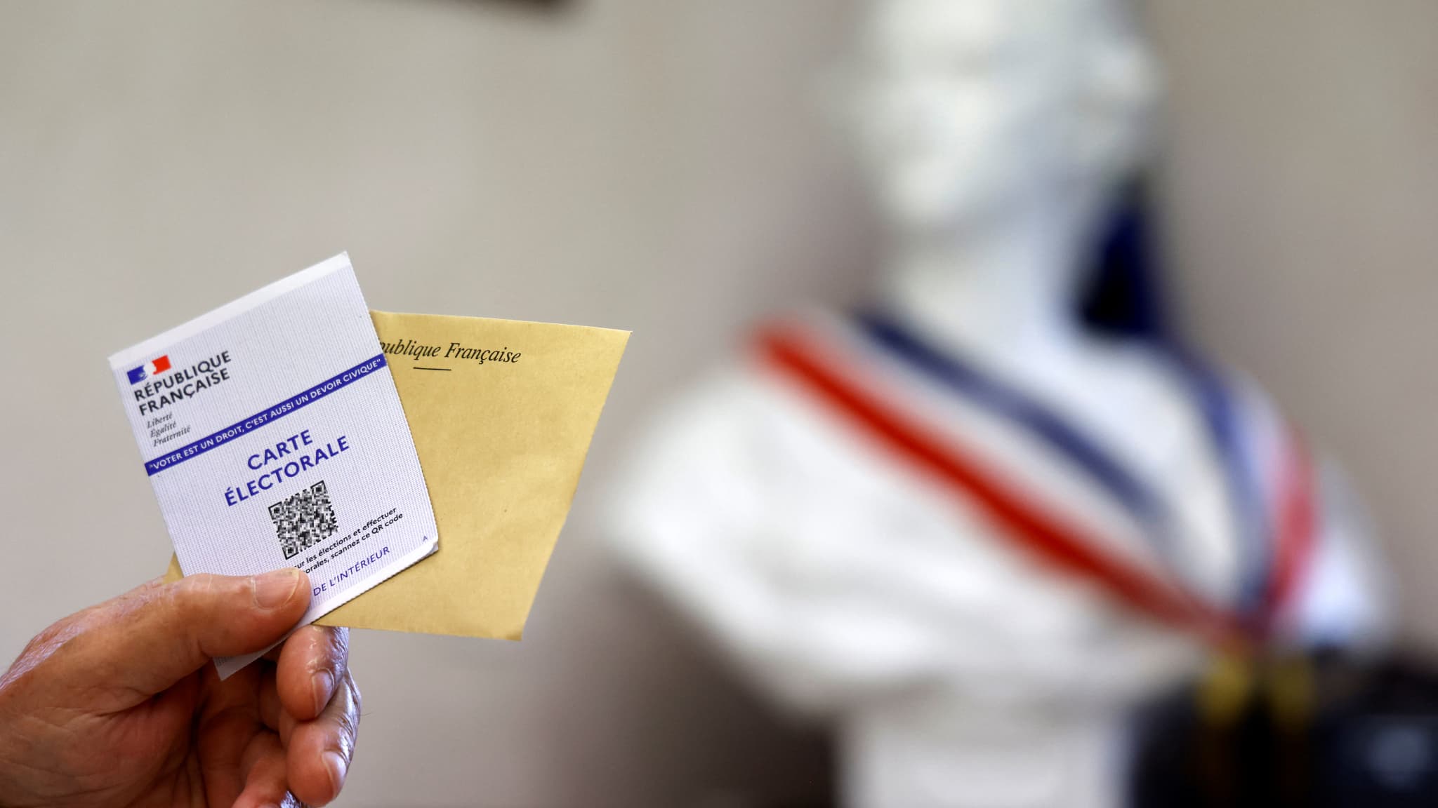 Électeur avec sa carte électorale à Haute-Savoie