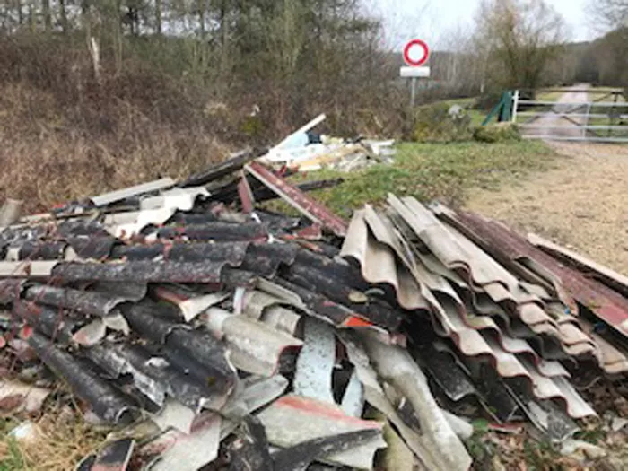 Déchets déposés près d'un chemin menant au lac des Fouthiaux