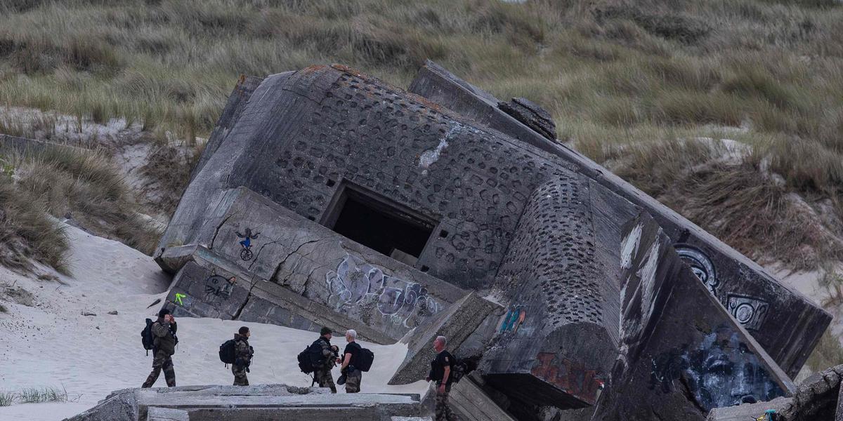 Vue d’une plage près de Calais et de militants anti-migrants
