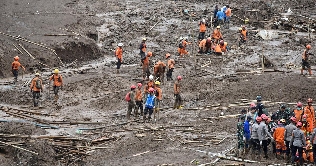 Secouristes et habitants mobilisés près de Bandung, Indonésie