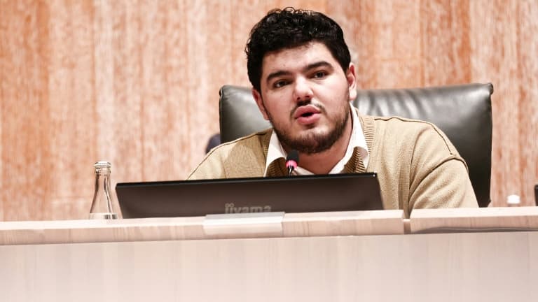 Amine Kessaci lors d'un conseil municipal