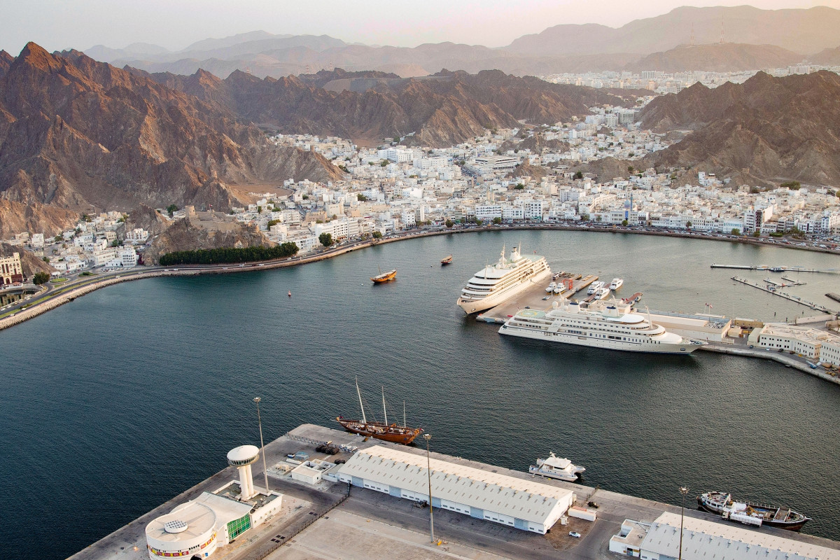 Vue aérienne du port Sultan Qaboos à Mascate, Oman