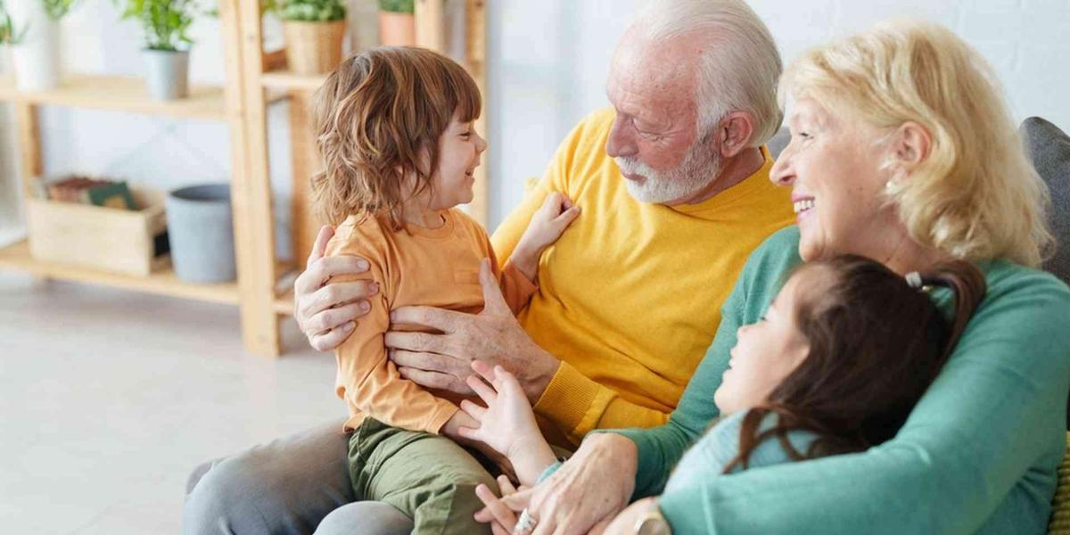 Grands-parents regardant attentivement leurs petits-enfants