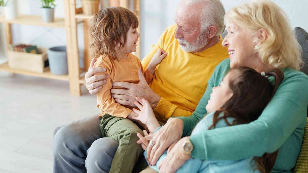 Grands-parents lors d'une activité familiale