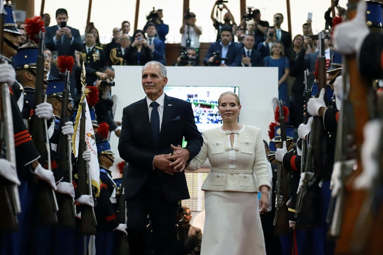 Asfura lors d'une cérémonie d'investiture au Honduras