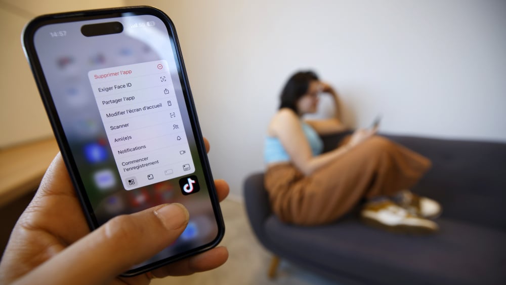 Illustration sur les réseaux sociaux et suppression d'applications