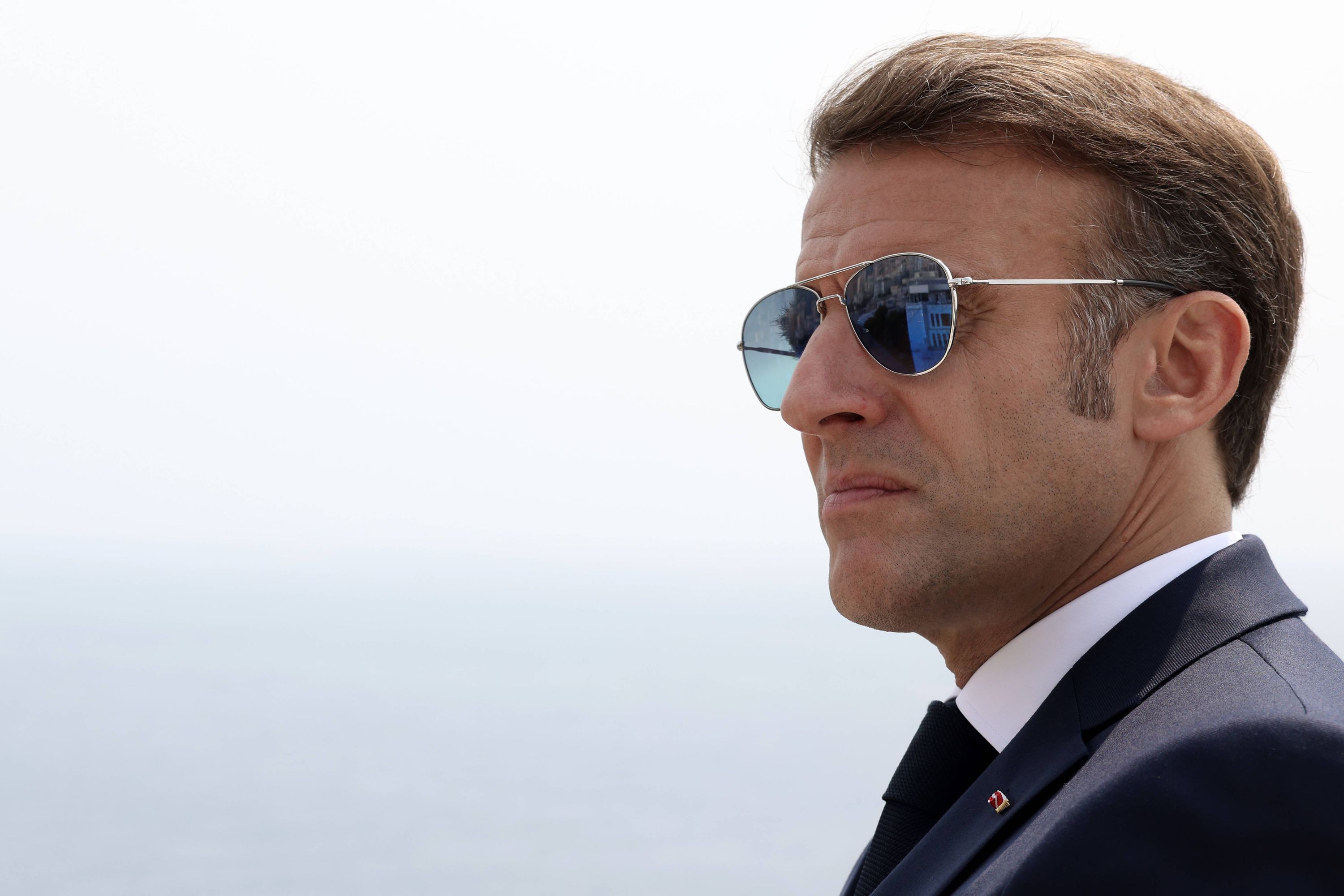 Macron et Starmer en tenues militaires et lunettes de soleil sur une affiche Top Gun