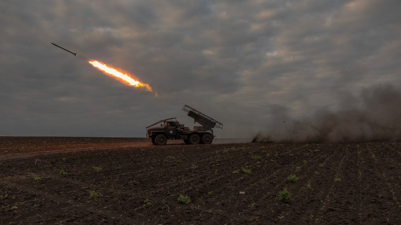 armée ukrainienne lançant des roquettes BM-21 Grad à Kharkiv