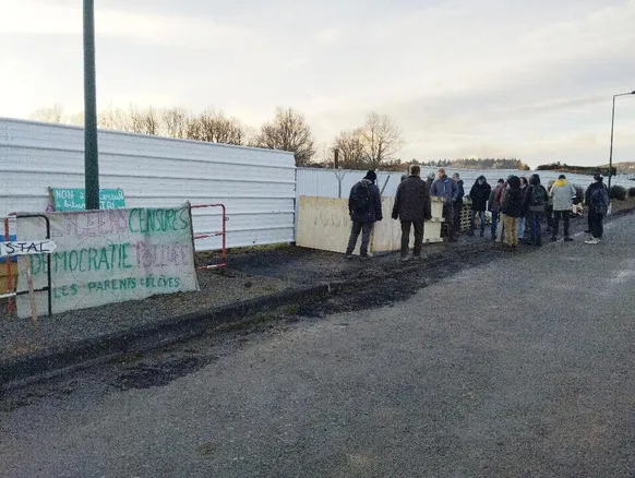 Palissade en tôle autour du terrain visé par la future centrale d’enrobage à Boën-sur-Lignon