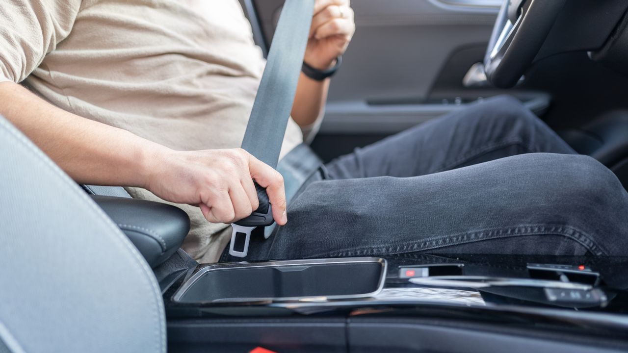 Ceinture de sécurité en voiture, vue illustrative