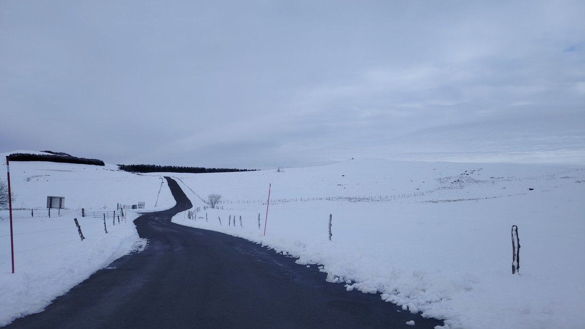 Véhicules sur routes Nord-Aveyron verglas et neige