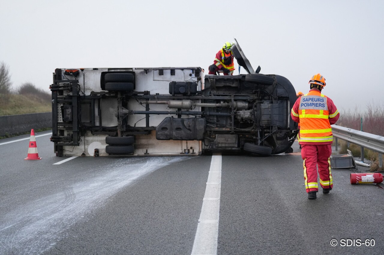 Camion couché sur le flanc sur l’A16
