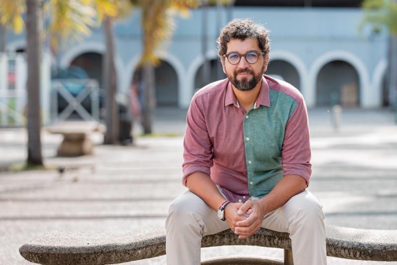 Giovanni Payet distribuant son programme à Saint-Denis