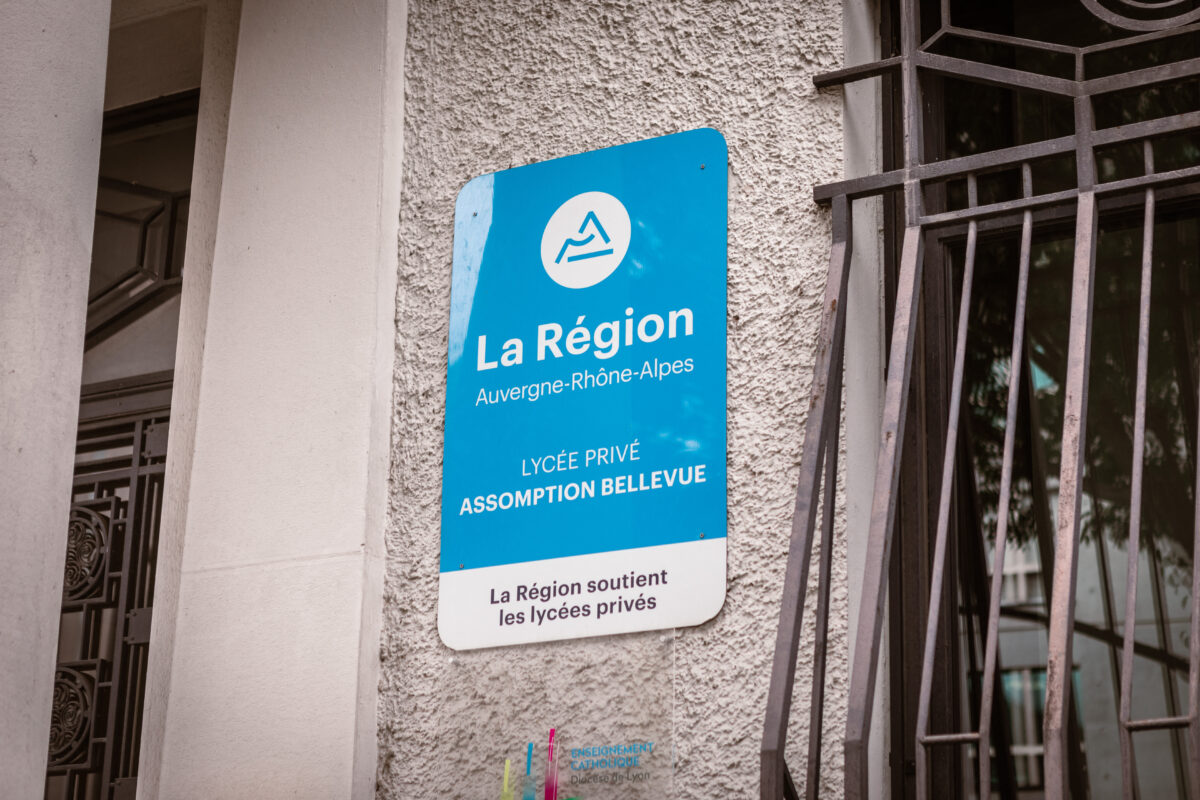 Panneaux bleus à l’entrée des lycées (photo)