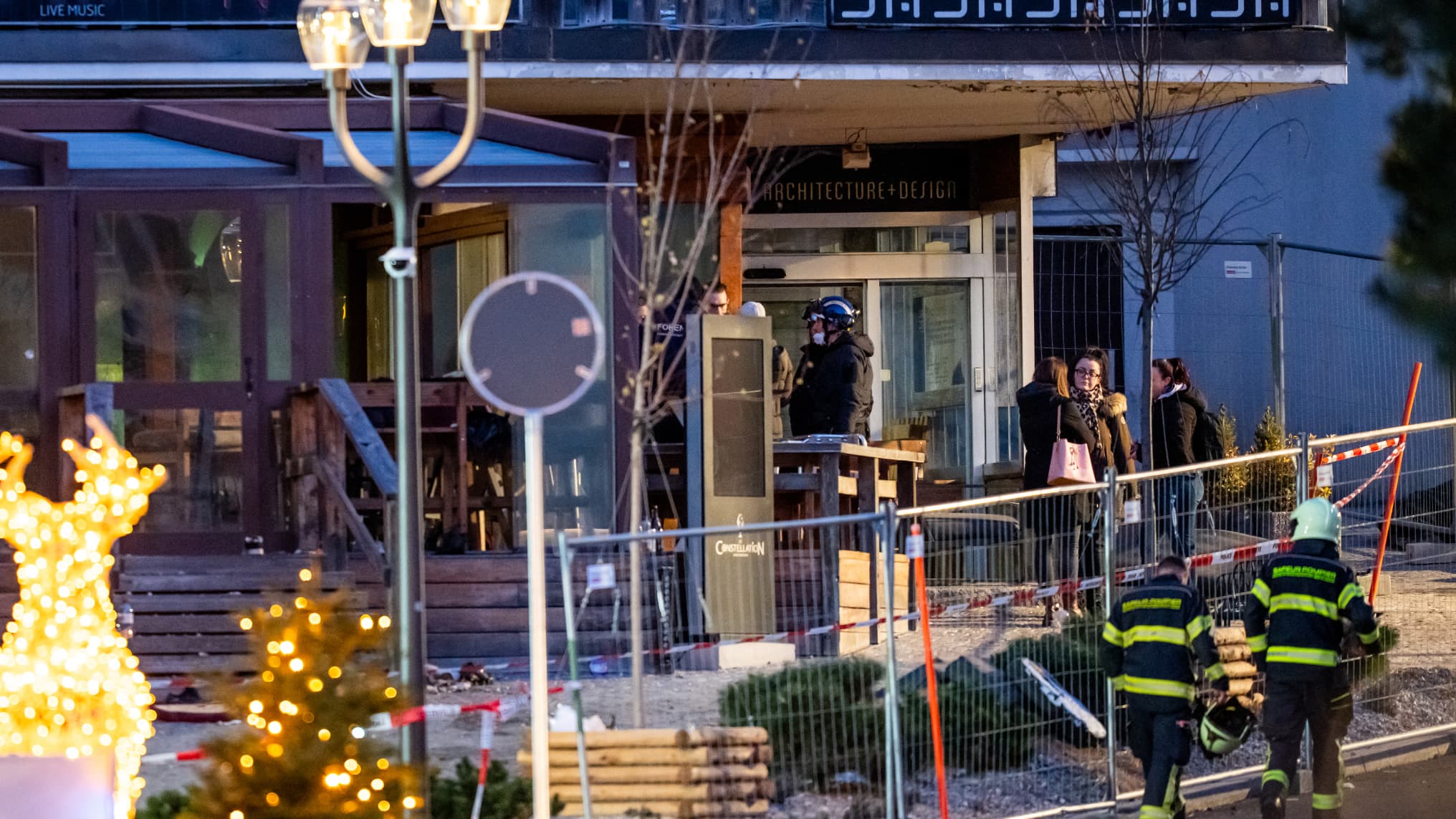 Des sauveteurs sur le site de l