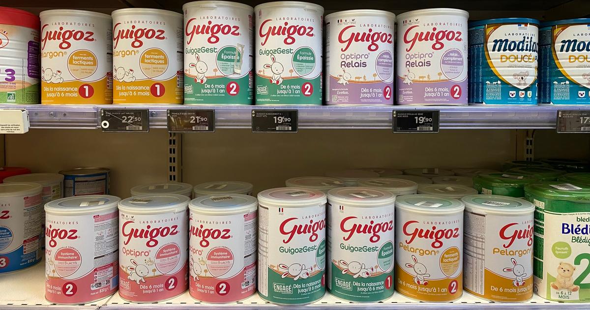 Boîtes de lait infantile sur étalage