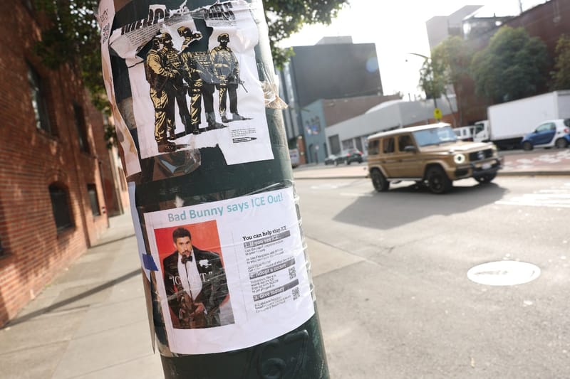 Pancarte 'Bad Bunny says ICE Out' lors du Super Bowl